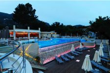 7 HTL AKROTIRI PISCINA DI NOTTENIGHT.jpg