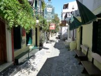 05 SKIATHOS UNA VIA CARATTERISTICA.jpg