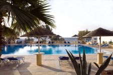 03 HTL KAMARI BEACH.jpg