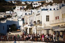 05 PASSEGGIANDO PER MYKONOS.jpg